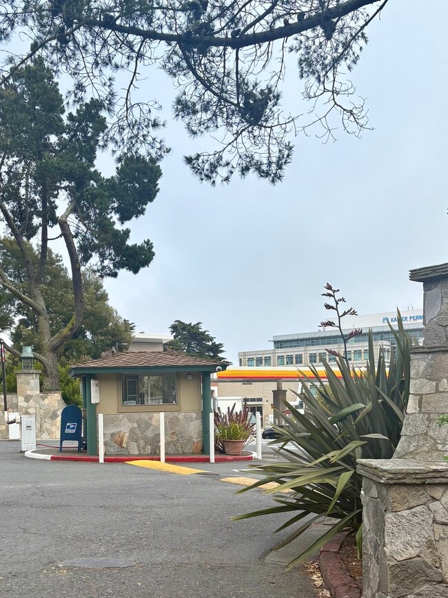 373 Half Moon Ln in Daly City, CA - Building Photo - Building Photo