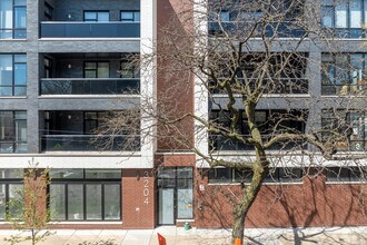 3702 W Belmont Ave in Chicago, IL - Foto de edificio - Building Photo