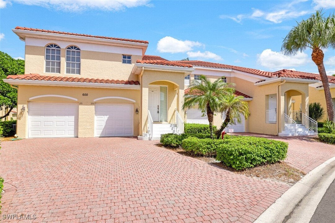 600 Lambiance Cir in Naples, FL - Building Photo
