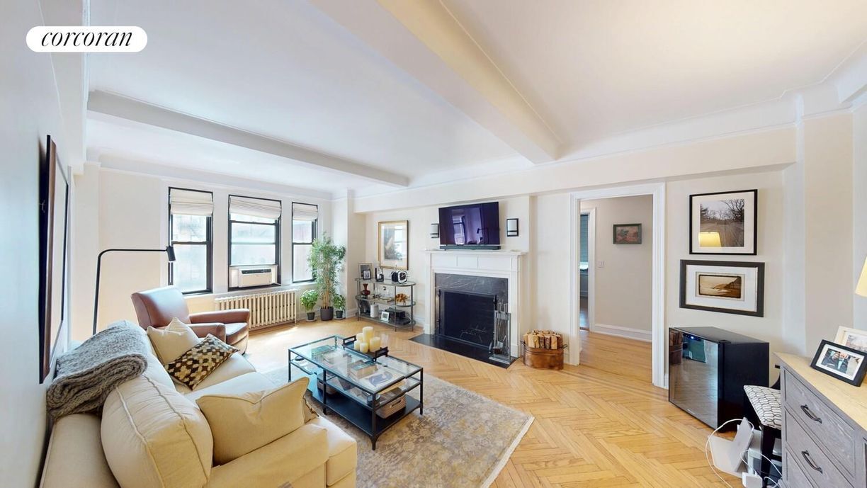 210 E 68th St in New York, NY - Building Photo