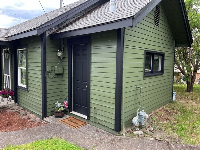 215 Alder St in Bingen, WA - Building Photo - Building Photo