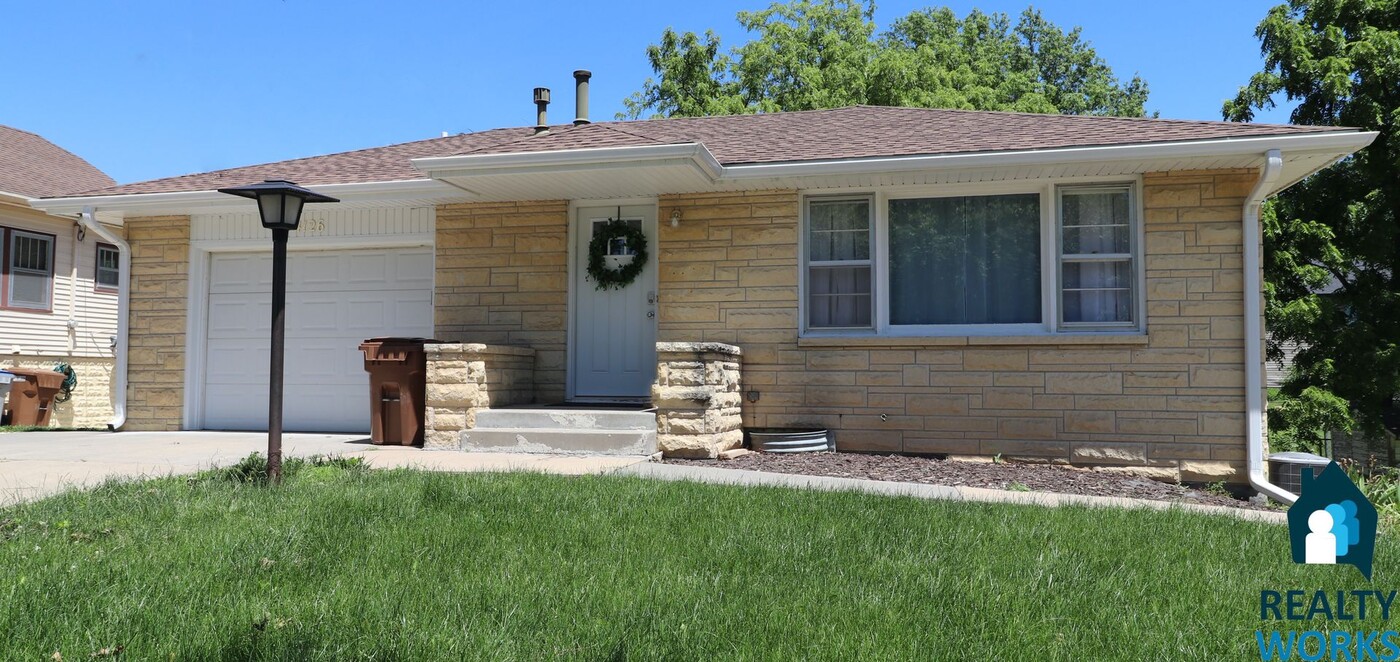 4126 S 51st St-Unit -#1 in Lincoln, NE - Building Photo