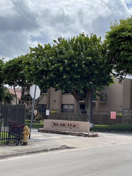 200 W Park Dr in Miami, FL - Building Photo