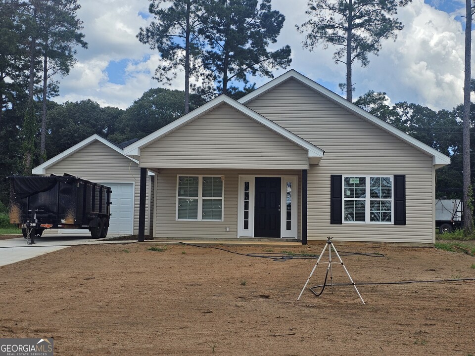 1009 Jimmie Stevens Rd in Dublin, GA - Building Photo