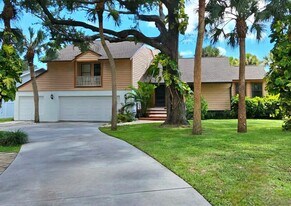 12299 McGregor Woods Cir in Ft. Myers, FL - Building Photo