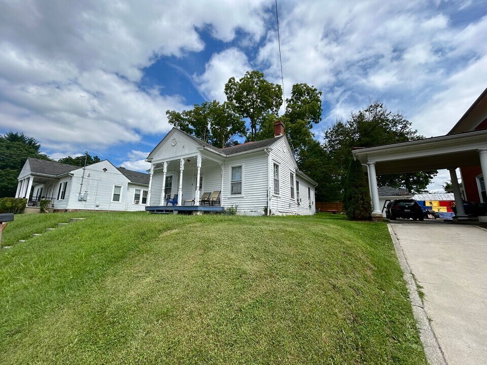 304 Roanoke St E in Blacksburg, VA - Building Photo