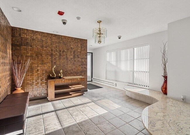 405 Langley Rd, Unit 2-B in Newton, MA - Foto de edificio - Building Photo