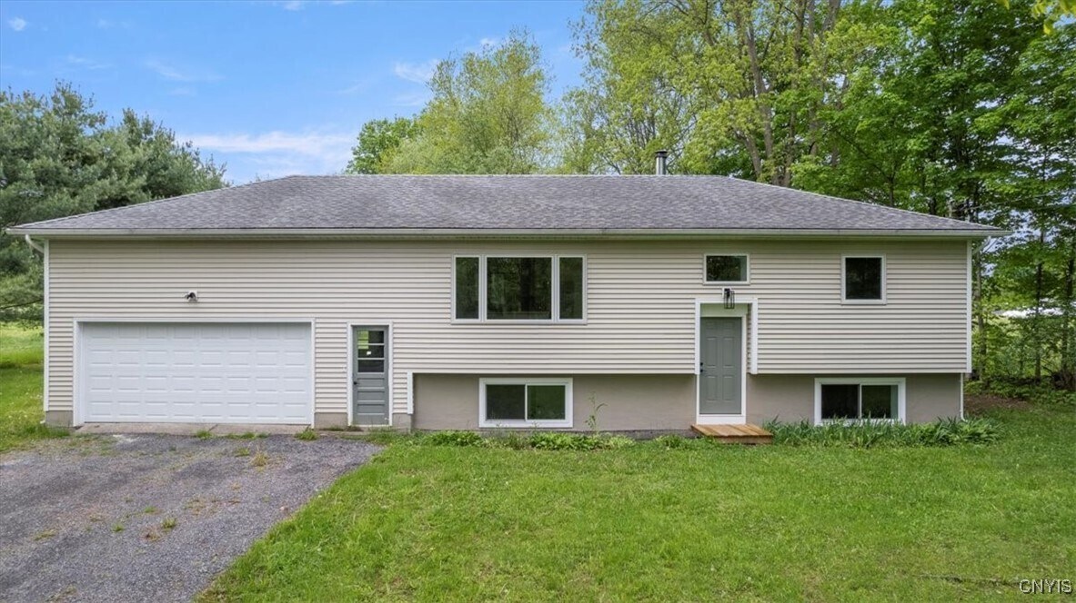 7377 Merriman Rd in Clinton, NY - Building Photo