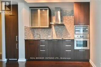 14-4414 York St in Toronto, ON - Building Photo - Building Photo