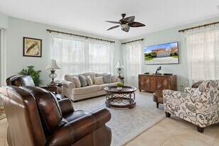 4 Waterside St in Homosassa, FL - Building Photo