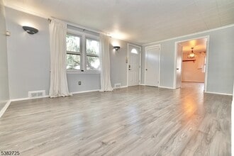 25 Glenview Dr in West Orange, NJ - Building Photo - Building Photo