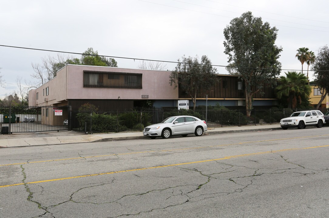 6930 Fulton Ave in North Hollywood, CA - Foto de edificio