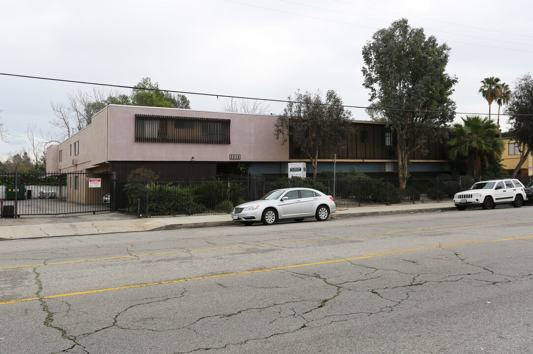 6930 Fulton Ave in North Hollywood, CA - Building Photo