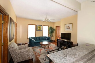 20 Bristol St, Unit 2 in East Cambridge, MA - Foto de edificio - Building Photo