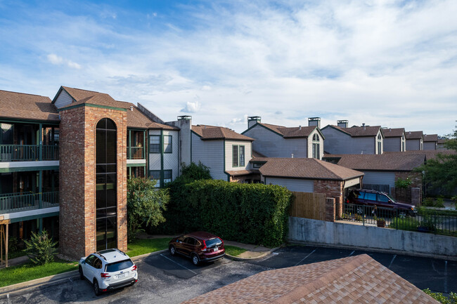 One Barton Place in Austin, TX - Foto de edificio - Building Photo