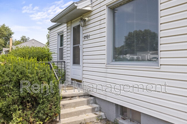2501 S Wayne St in Bellevue, NE - Foto de edificio - Building Photo