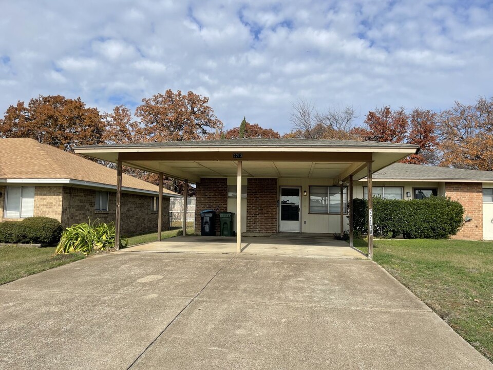 2213 Lavern St in Arlington, TX - Building Photo