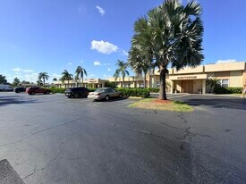 2804 Crosley Dr E in West Palm Beach, FL - Building Photo