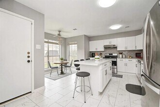 3310 Continental Dr in Missouri City, TX - Building Photo - Building Photo