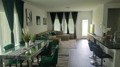 24443 Springfield Valley Dr in Spring, TX - Foto de edificio - Building Photo