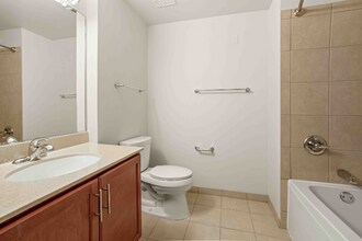 566 W Kinzie St in Chicago, IL - Building Photo - Building Photo