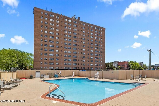 1225 John F. Kennedy Blvd in Bayonne, NJ - Foto de edificio - Building Photo