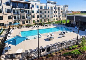 Views at Flowers in Clayton, NC - Building Photo