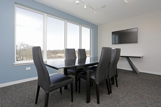 320 N Ellsworth Street in Naperville, IL - Foto de edificio - Interior Photo