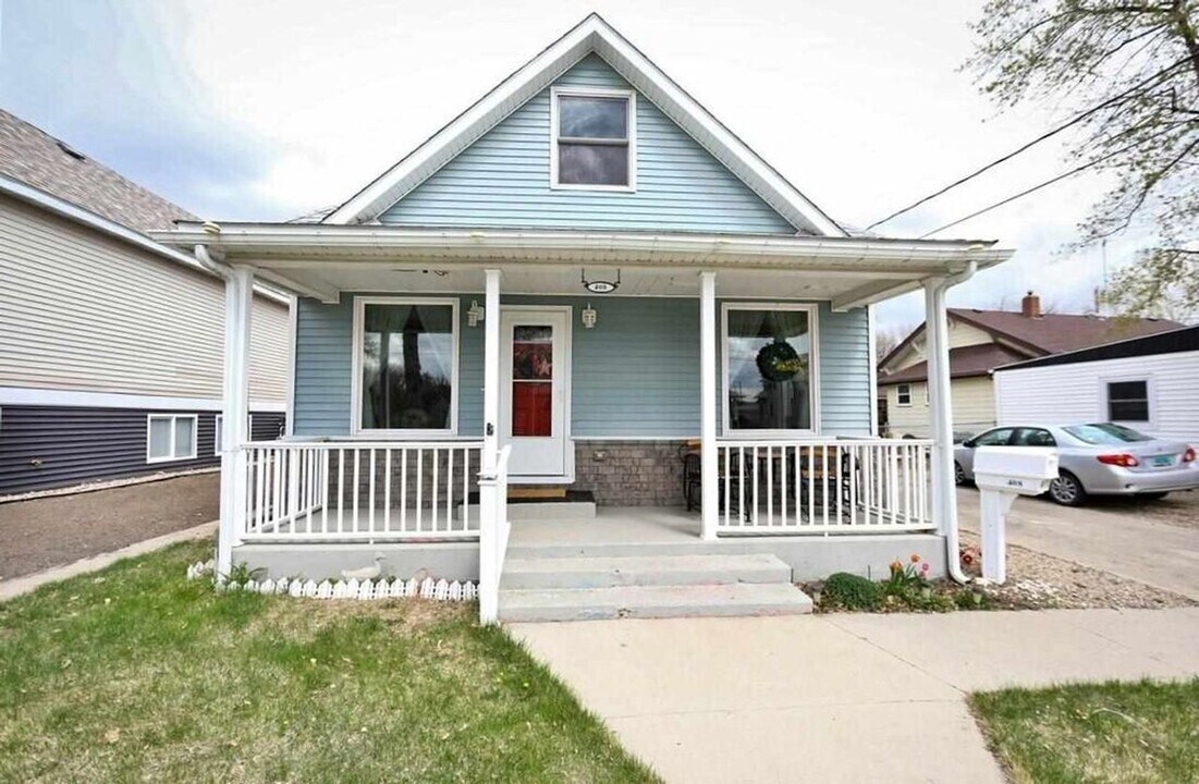 408 5th Ave NW in Minot, ND - Building Photo