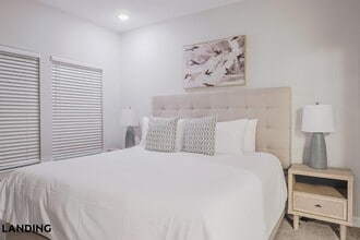 5001 Willowgate Loop, Unit 08-8404 in Tice, FL - Foto de edificio - Building Photo