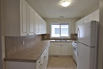 9310 B-93100 100 Ave. in Grande Prairie, AB - Building Photo - Building Photo