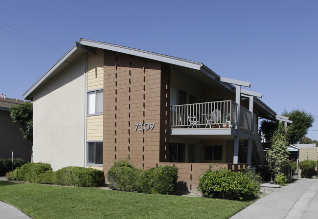 La Palma Park Apartments in Buena Park, CA - Foto de edificio - Building Photo