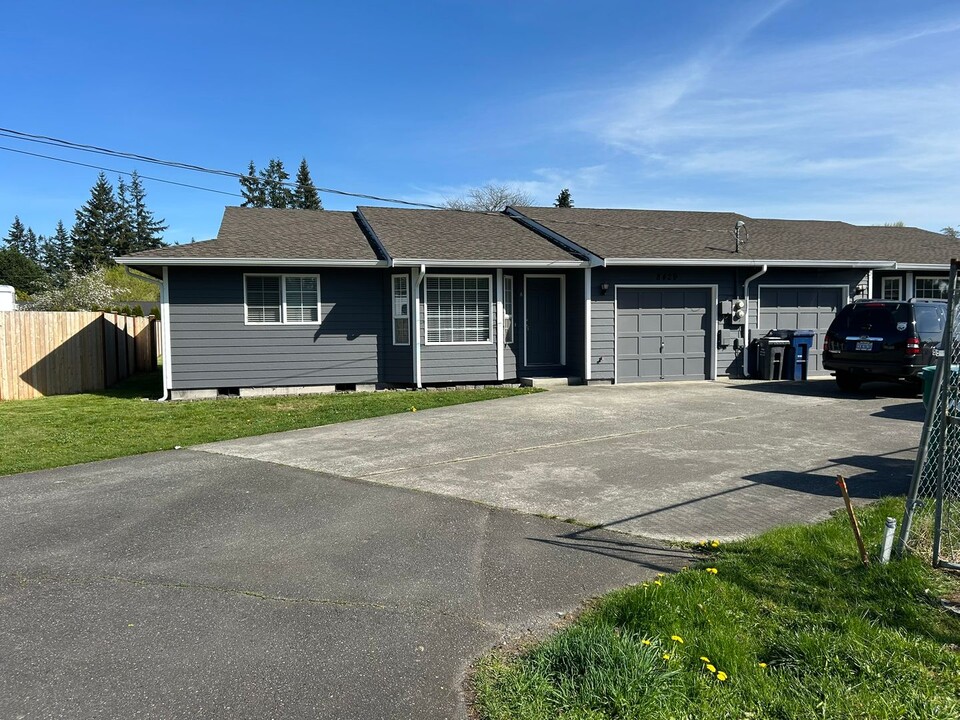 8429 44th Dr NE in Marysville, WA - Foto de edificio