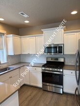 2569 NW Spruce Pl in Redmond, OR - Foto de edificio - Building Photo