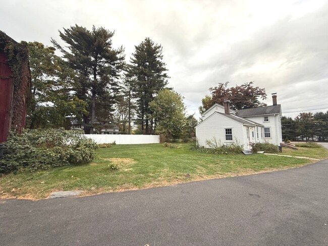 557 South St in Suffield, CT - Building Photo - Building Photo