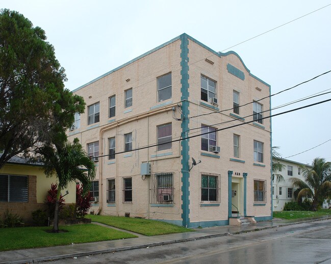 Iberia Apartments in Miami, FL - Building Photo - Building Photo