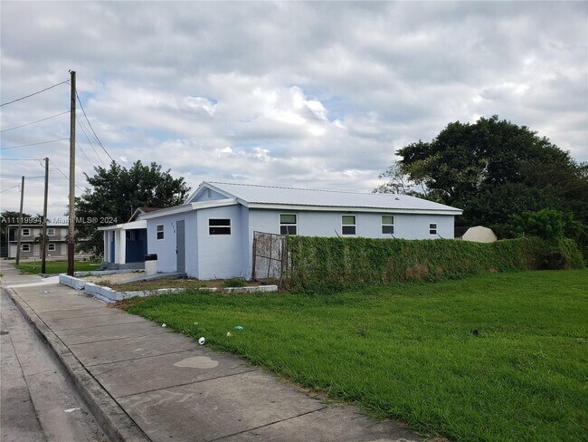 274 Adams Pl in Pahokee, FL - Building Photo - Building Photo