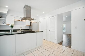 1083 Dickinson St in Springfield, MA - Building Photo - Building Photo