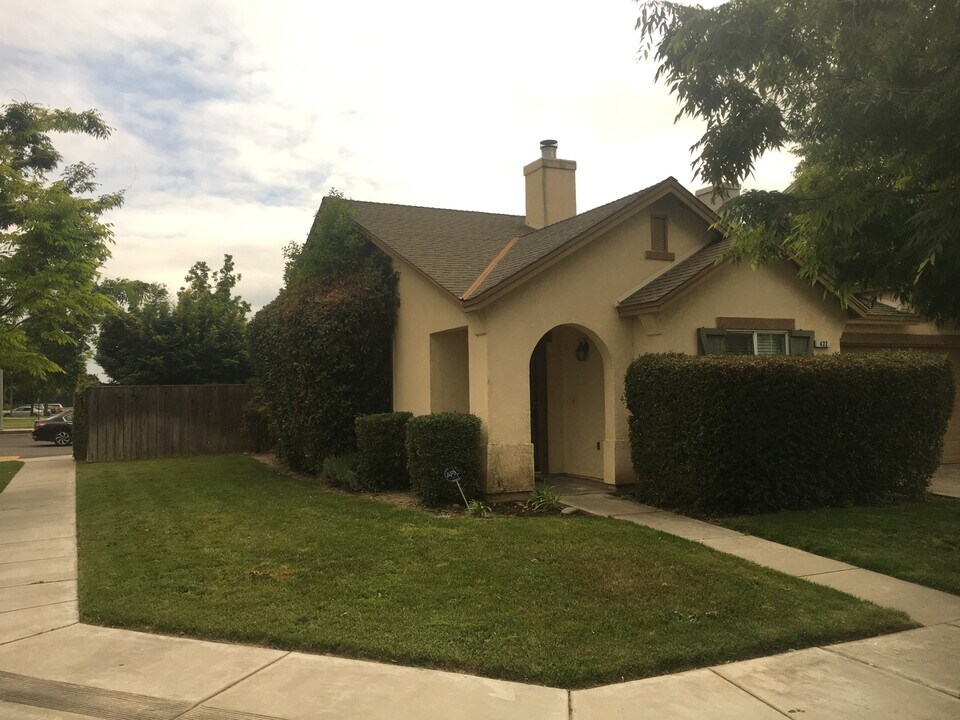 422 Meandering Way in Turlock, CA - Building Photo