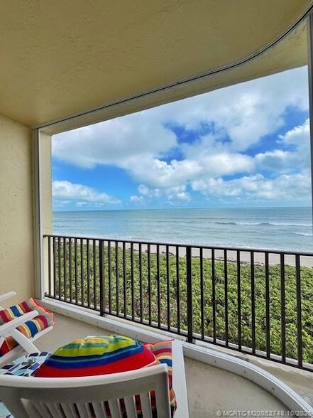 7410 S Ocean Dr, Unit 409 in Jensen Beach, FL - Foto de edificio - Building Photo