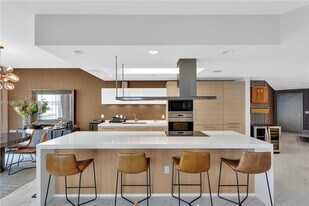 17111 Biscayne Blvd in Aventura, FL - Building Photo