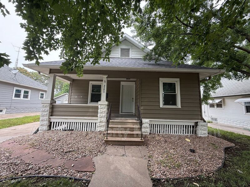 2282 Sheldon St in Lincoln, NE - Building Photo
