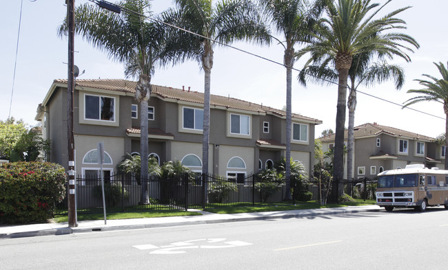 Palermo Townhouse in Costa Mesa, CA - Foto de edificio - Building Photo