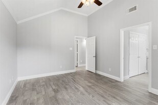 11710 S Seawood Dr in Houston, TX - Building Photo