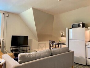 96 Rhode Island Ave in Newport, RI - Building Photo - Building Photo