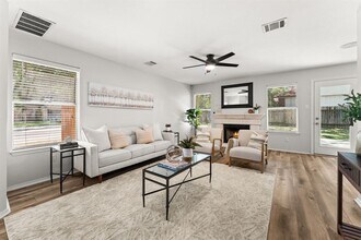 1401 Wheatfall Ln in Austin, TX - Foto de edificio - Building Photo