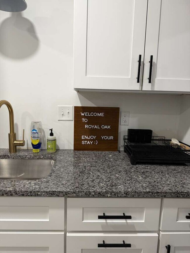 429 S Kenwood Ave in Royal Oak, MI - Foto de edificio - Building Photo