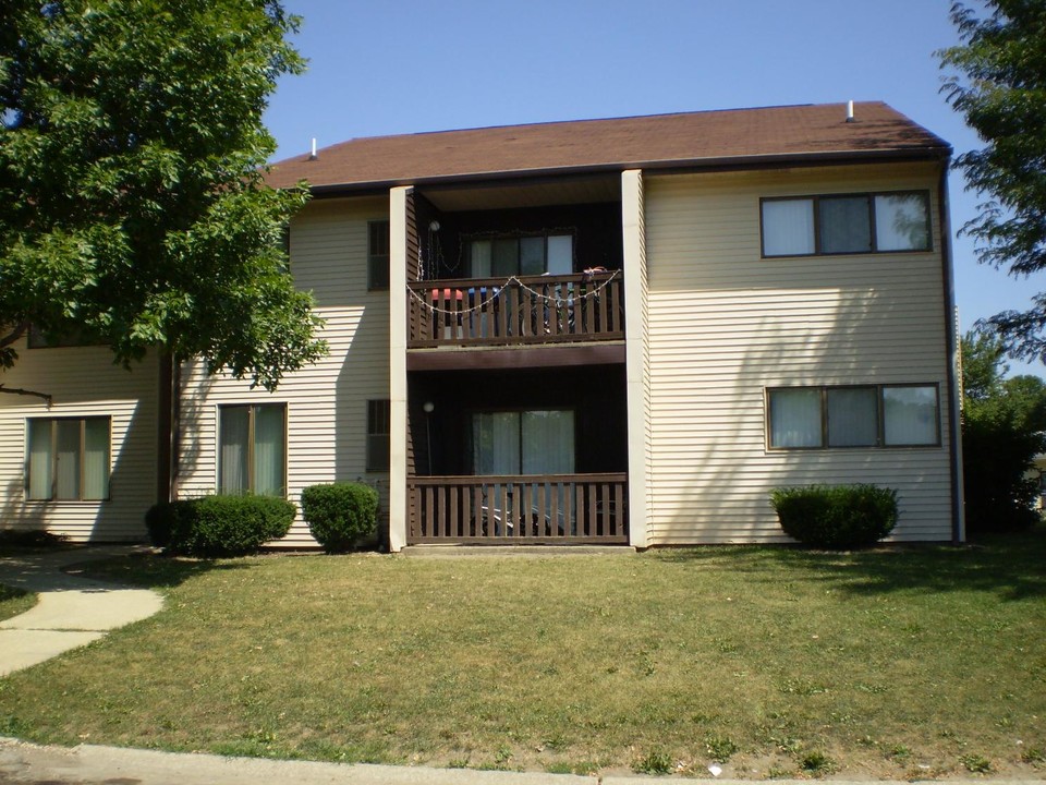 Royal Arms in Rantoul, IL - Building Photo