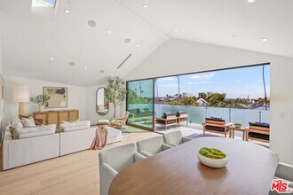 2530 Beverley Ave in Santa Monica, CA - Building Photo - Building Photo