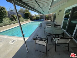 6606 S Sherbourne Dr in Los Angeles, CA - Building Photo - Building Photo